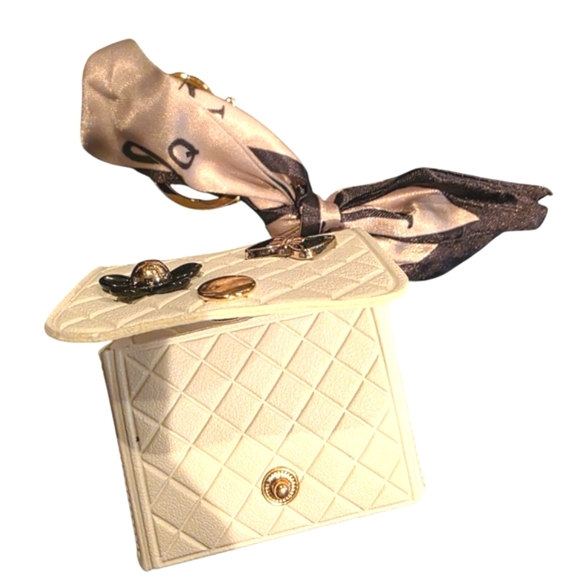 Chic Cream Quilted Handbag with Black Accents - Picture 3 of 6